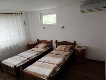 Фото номера Двухместный номер с 2 отдельными кроватями Гостевой дом Guest House Bojana г. Троян 6